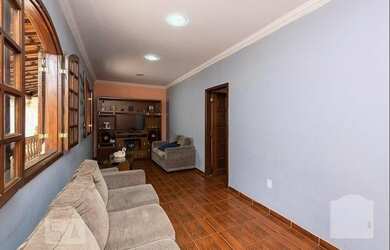 Imagem: A casa possui 4 Dormitórios, 3 Banheiros, 3 Vagas na garagem