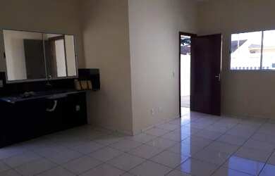 Imagem: A casa possui 2 Dormitórios, 2 Banheiros, 2 Vagas na garagem