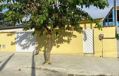 Imagem: A casa possui 3 Dormitórios, 2 Banheiros, 2 Vagas na garagem