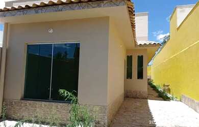 Imagem: A casa possui 3 Dormitórios, 2 Banheiros, 2 Vagas na garagem