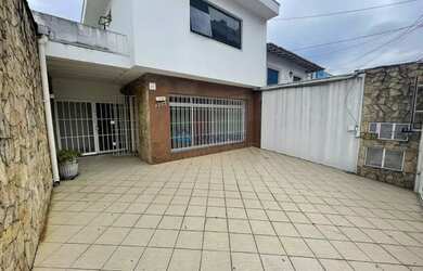 Imagem: O depósito possui 4 Vagas na garagem e 300m² de Área e está