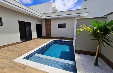 Imagem: A casa em condomínio possui 3 Dormitórios, 2 Banheiros, 4