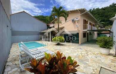 Imagem: A casa possui 4 Dormitórios, 3 Banheiros, 2 Vagas na garagem