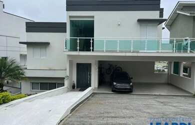 Imagem: A casa em condomínio possui 4 Dormitórios, 4 Banheiros, 4