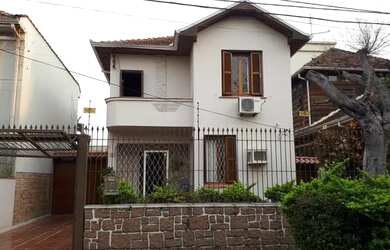 Imagem: A casa possui 4 Dormitórios, 3 Banheiros, 3 Vagas na garagem