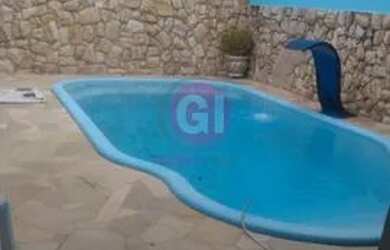 Imagem: A casa possui 3 Dormitórios, 3 Banheiros, 2 Vagas na garagem