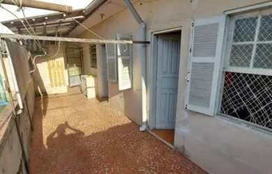 Imagem: A casa possui 3 Dormitórios, 2 Banheiros, 200m² de Área e