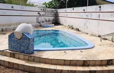 Imagem: A casa possui 3 Dormitórios, 1 Banheiro, 3 Vagas na garagem