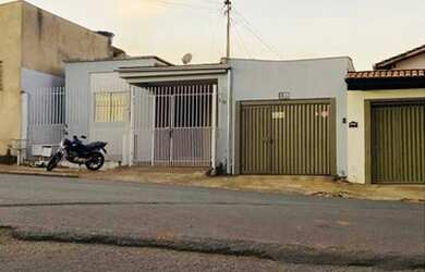 Imagem: A casa possui 3 Dormitórios, 2 Banheiros, 2 Vagas na garagem