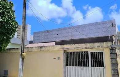 Imagem: A casa possui 3 Dormitórios, 3 Banheiros, 2 Vagas na garagem