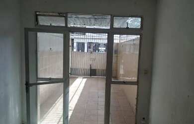 Imagem: A casa possui 3 Dormitórios, 1 Banheiro, 1 Vaga na garagem