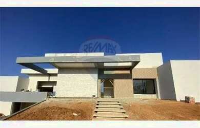 Imagem: A casa possui 4 Dormitórios, 3 Banheiros, 5 Vagas na garagem