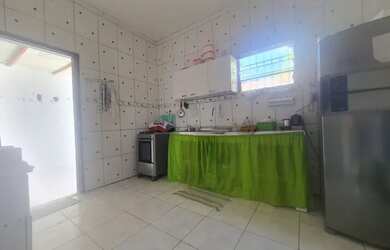 Imagem: A casa possui 3 Dormitórios, 2 Banheiros, 5 Vagas na garagem