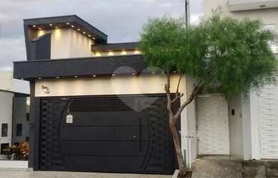 Imagem: A casa possui 3 Dormitórios, 2 Banheiros, 2 Vagas na garagem