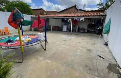 Imagem: A casa possui 2 Dormitórios, 1 Banheiro, 2 Vagas na garagem