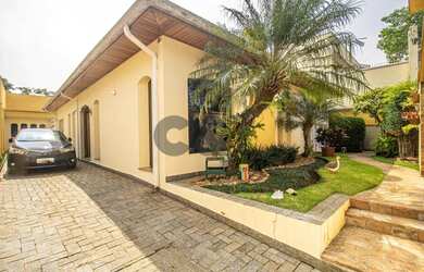 Imagem: A casa possui 3 Dormitórios, 5 Banheiros, 4 Vagas na garagem