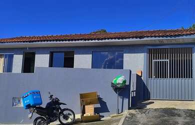 Imagem: A casa possui 1 Dormitório, 1 Banheiro, 1 Vaga na garagem