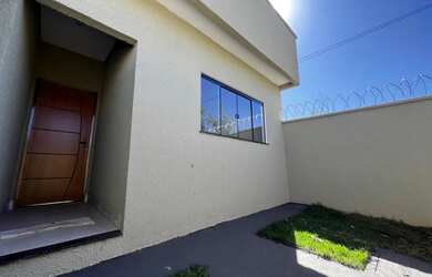 Imagem: A casa possui 2 Dormitórios, 2 Banheiros, 2 Vagas na garagem