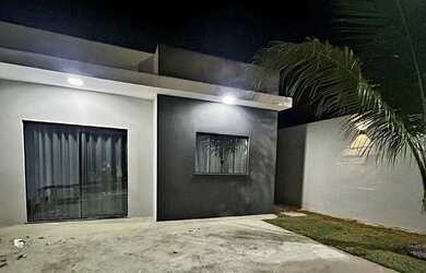 Imagem: A casa possui 3 Dormitórios, 2 Banheiros, 2 Vagas na garagem