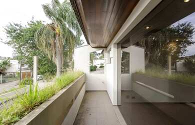 Imagem: A casa possui 4 Dormitórios, 4 Banheiros, 2 Vagas na garagem