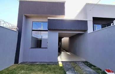 Imagem: A casa possui 3 Dormitórios, 2 Banheiros, 2 Vagas na garagem