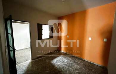 Imagem: A casa possui 3 Dormitórios, 2 Banheiros, 4 Vagas na garagem