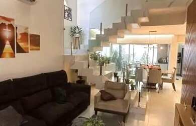 Imagem: A casa em condomínio possui 4 Dormitórios, 1 Banheiro, 2 Vagas