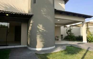 Imagem: A casa possui 3 Dormitórios, 2 Banheiros, 3 Vagas na garagem