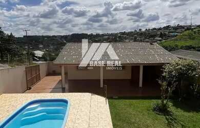 Imagem: A casa possui 3 Dormitórios, 2 Banheiros, 2 Vagas na garagem