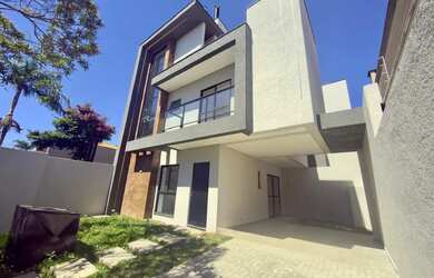 Imagem: A casa possui 3 Dormitórios, 2 Banheiros, 3 Vagas na garagem