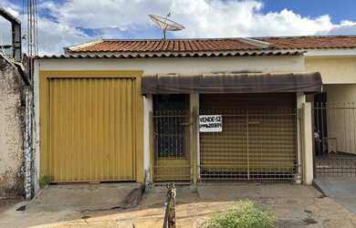 Imagem: A casa possui 2 Dormitórios, 1 Banheiro, 2 Vagas na garagem