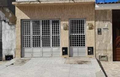 Imagem: A casa possui 5 Dormitórios, 4 Banheiros, 2 Vagas na garagem