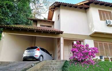 Imagem: A casa possui 3 Dormitórios, 3 Banheiros, 2 Vagas na garagem