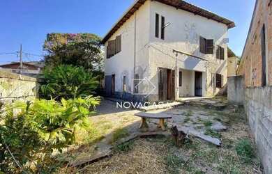 Imagem: A casa possui 4 Dormitórios, 3 Banheiros, 1 Vaga na garagem