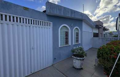 Imagem: A casa possui 5 Dormitórios, 3 Banheiros, 1 Vaga na garagem