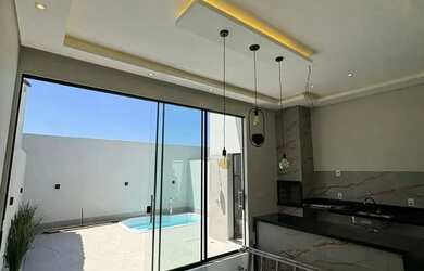 Imagem: A casa possui 3 Dormitórios, 2 Banheiros, 2 Vagas na garagem