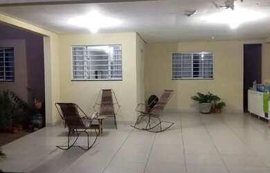 Imagem: A casa possui 2 Dormitórios, 2 Banheiros, 4 Vagas na garagem