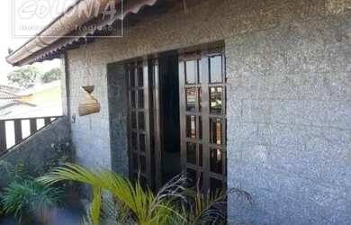 Imagem: A casa possui 4 Dormitórios, 3 Banheiros, 2 Vagas na garagem