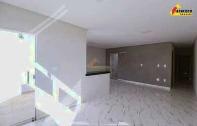 Imagem: A casa possui 3 Dormitórios, 1 Banheiro, 2 Vagas na garagem