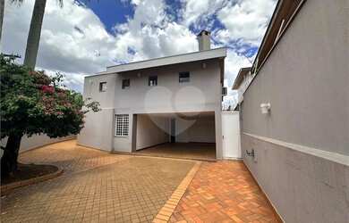 Imagem: A casa possui 3 Dormitórios, 5 Banheiros, 4 Vagas na garagem