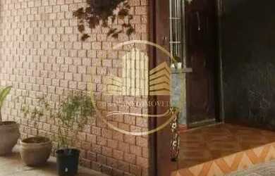 Imagem: A casa possui 3 Dormitórios, 2 Banheiros, 4 Vagas na garagem