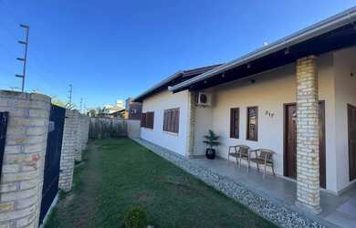 Imagem: A casa possui 3 Dormitórios, 3 Banheiros, 2 Vagas na garagem