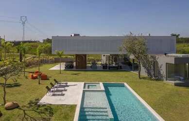 Imagem: A casa em condomínio possui 5 Dormitórios, 5 Banheiros, 796m²