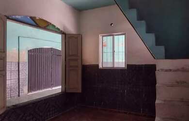 Imagem: A casa possui 3 Dormitórios, 1 Banheiro, 2 Vagas na garagem