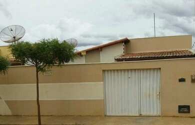 Imagem: A casa possui 2 Dormitórios, 1 Banheiro, 1 Vaga na garagem