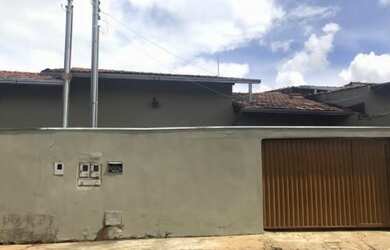 Imagem: A casa possui 2 Dormitórios, 1 Banheiro, 2 Vagas na garagem