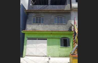 Imagem: A casa possui 3 Dormitórios, 1 Banheiro, 2 Vagas na garagem