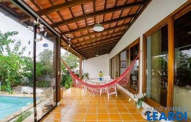 Imagem: A casa possui 4 Dormitórios, 1 Banheiro, 3 Vagas na garagem