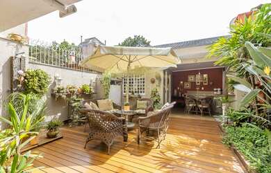 Imagem: A casa possui 3 Dormitórios, 4 Banheiros, 2 Vagas na garagem