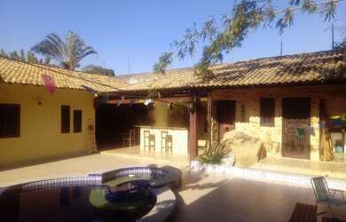 Imagem: A casa possui 4 Dormitórios, 5 Banheiros, 5 Vagas na garagem